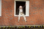 100-jarige man die uit het raam klom en verdween